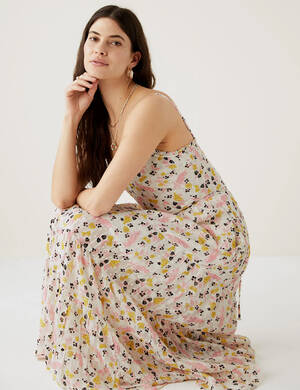 marksandspencer_SS23_T53_3070U_maxi saty na raminka_kvety_2099Kc_modelka.jpg